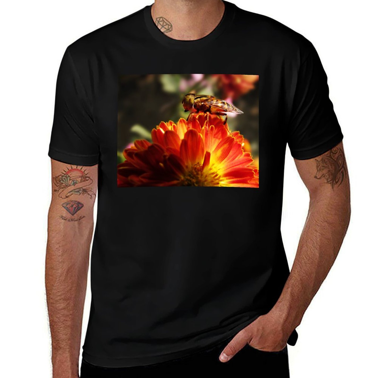 Photography Basics - Bee On Flower - 自然写真 Tシャツ